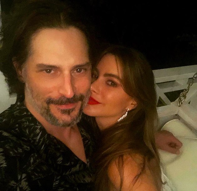 A atriz Sofía Vergara com o marido, Joe Manganiello, nas férias dos dois no Caribe (Foto: Instagram)