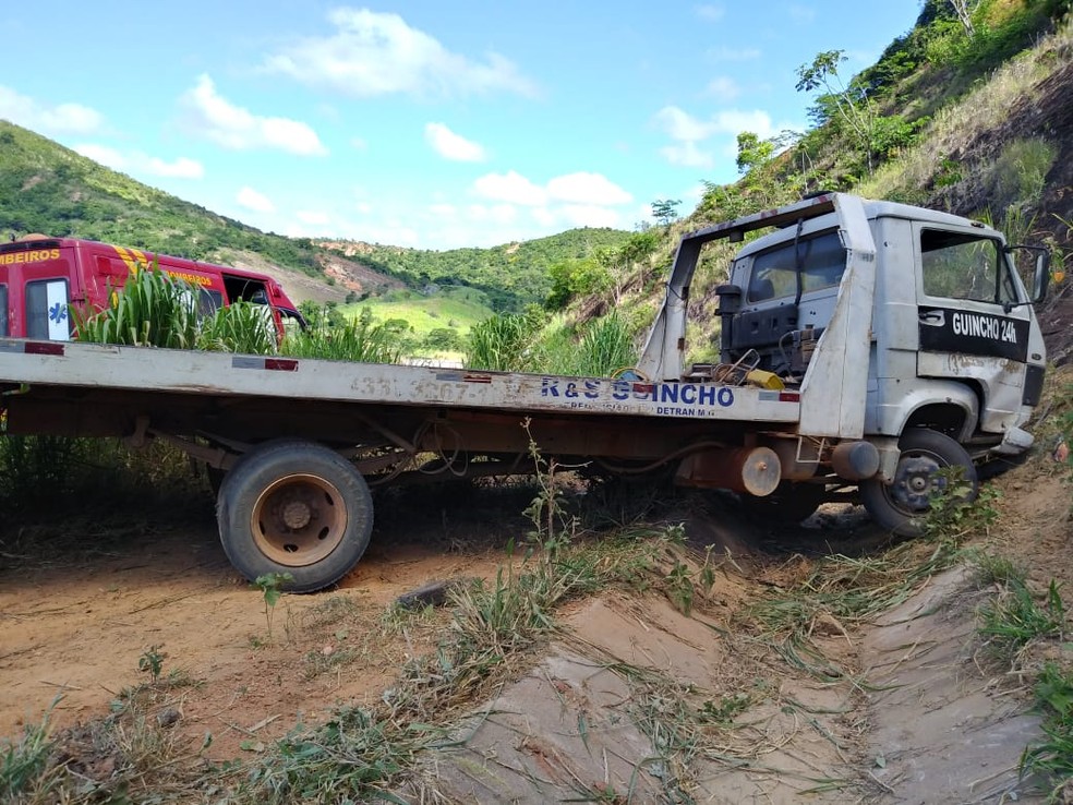 Vítima perdeu controle do caminhão e bateu em barranco — Foto: Corpo de Bombeiros/Divulgação