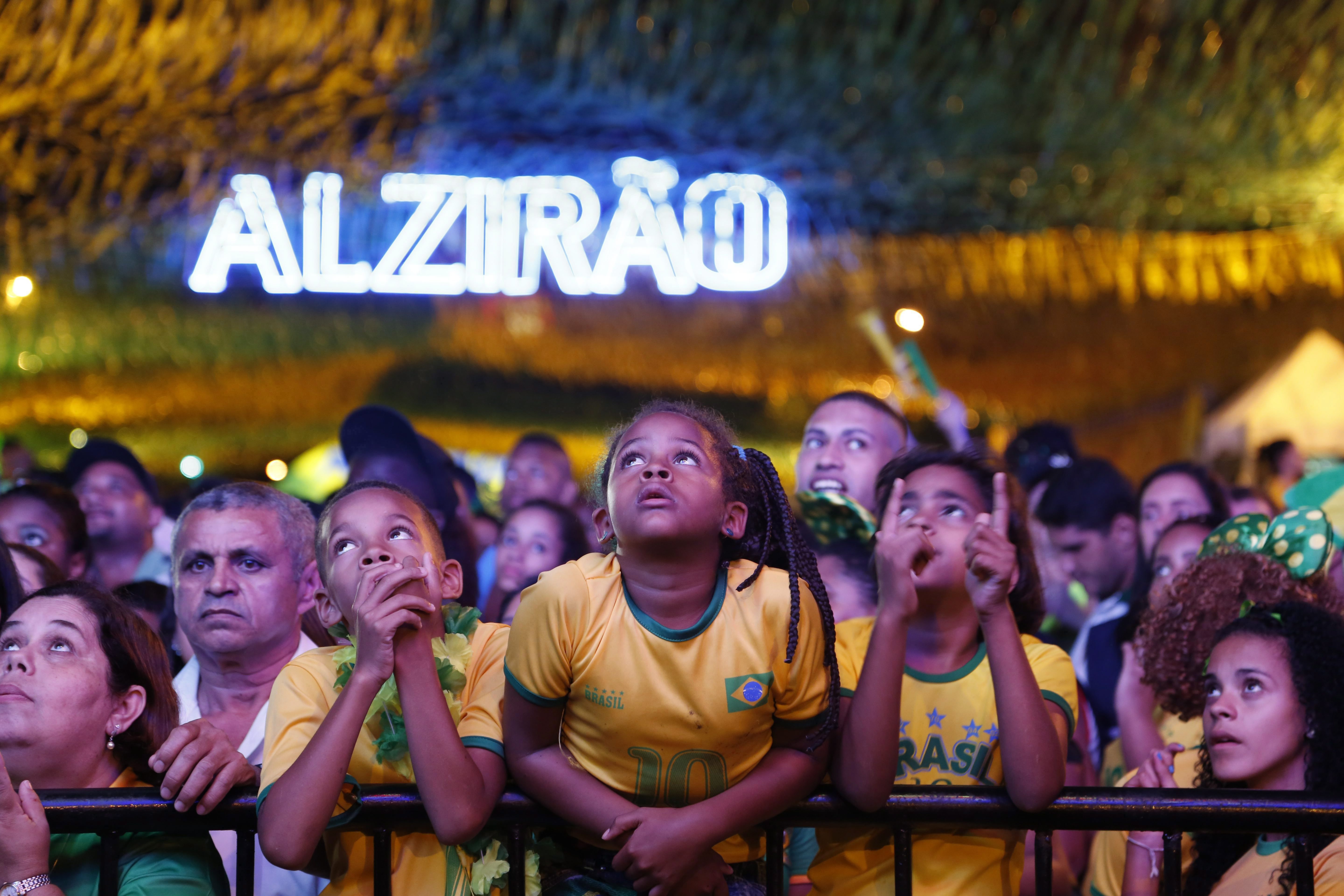 Crianças assistem à Copa de 2014 no Alzirão