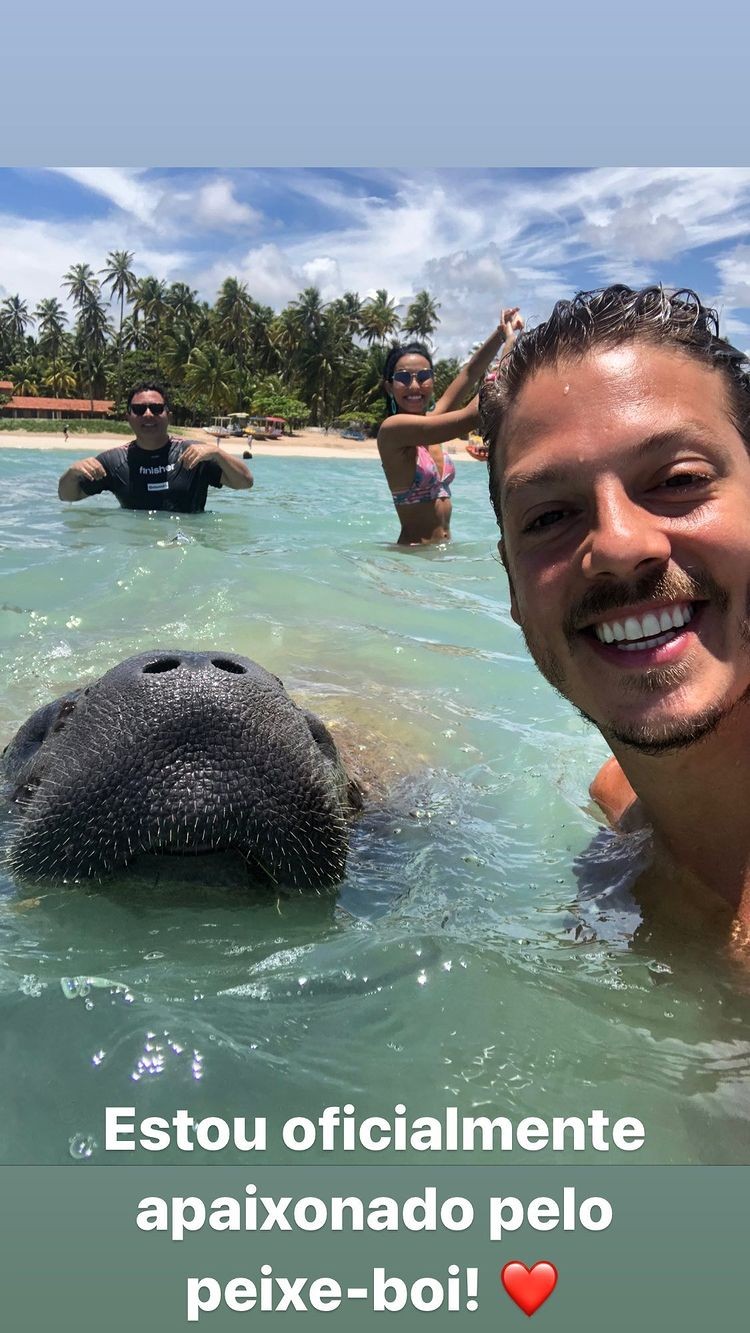 Fábio Porchat faz selfie com peixe-boi em Punta Cana (Foto: Reprodução/Instagram)