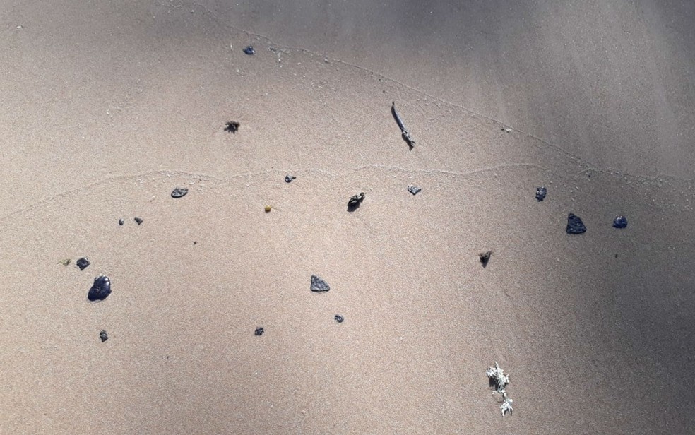 Manchas de óleo voltam a aparecer em Maraú — Foto: Arquivo pessoal