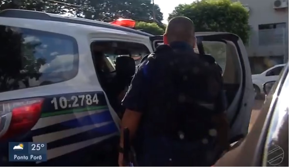 Sargento da PM é preso suspeito de tráfico internacional de armas, em Dourados. — Foto: Reprodução/TV Morena