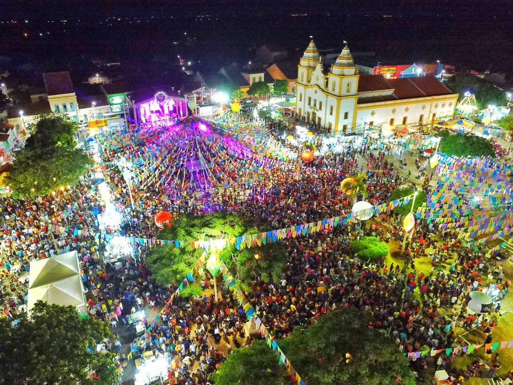 SÃ£o JoÃ£o de Assu acontece em praÃ§a pÃºblica, atraindo milhares de pessoas   â€” Foto: Bruno Andrade