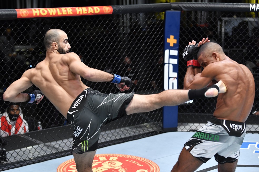 Giga Chikadze acerta um chute em Edson Barboza no primeiro round — Foto: Getty Images