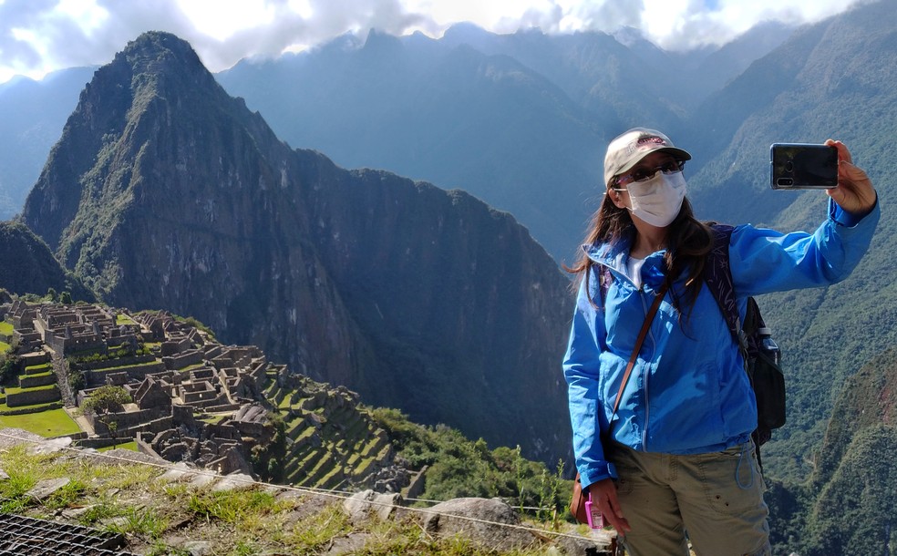 Uma inspetora do governo tira uma selfie no Machu Picchu, a cidadela inca do século XV localizada a 2.430 metros na cordilheira dos Andes e principal atração turística do Peru — Foto: Percy Hurtado/AFP