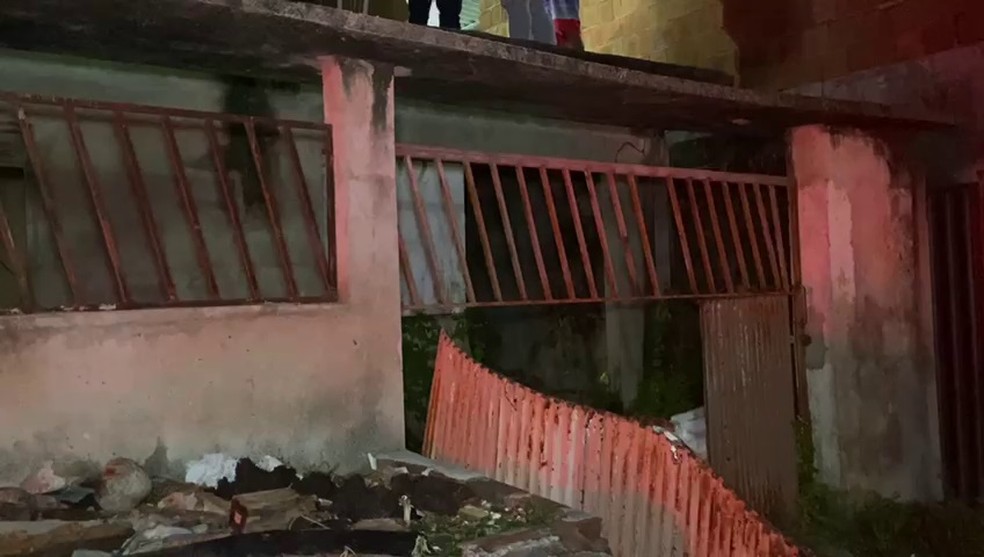 Telhado da casa da mãe desabou com as chuvas, após 10 anos sem manutenção depois que a idosa morreu — Foto: Reprodução/TV Cabo Branco