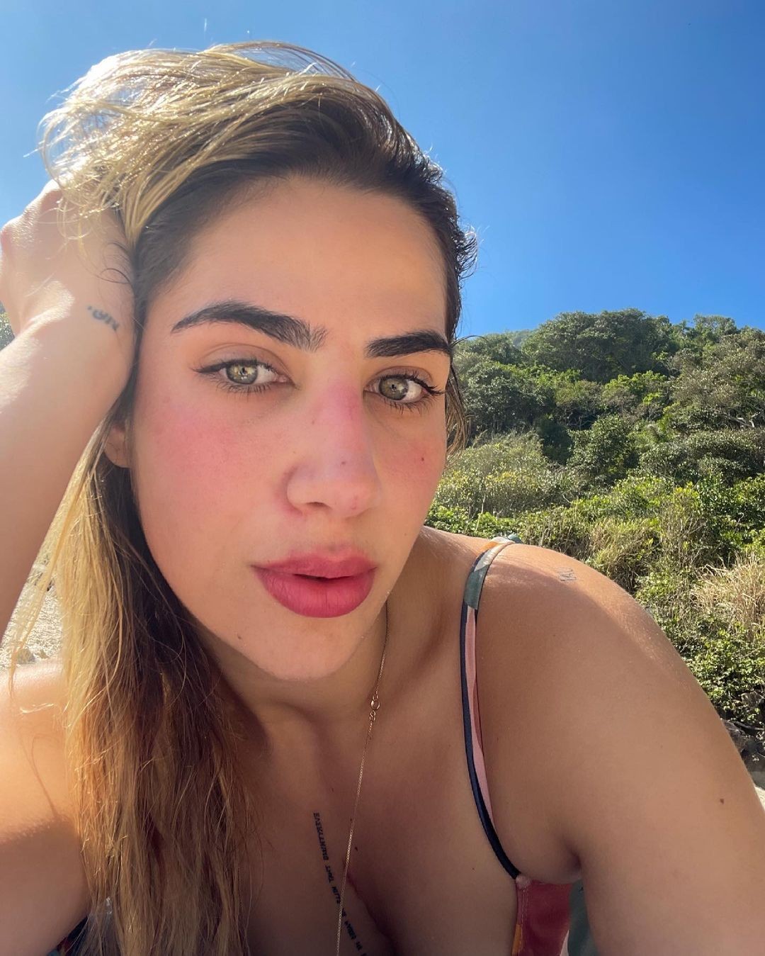 Jessica Beatriz Costa renova bronzeado na Prainha (Foto: Reprodução/Instagram)