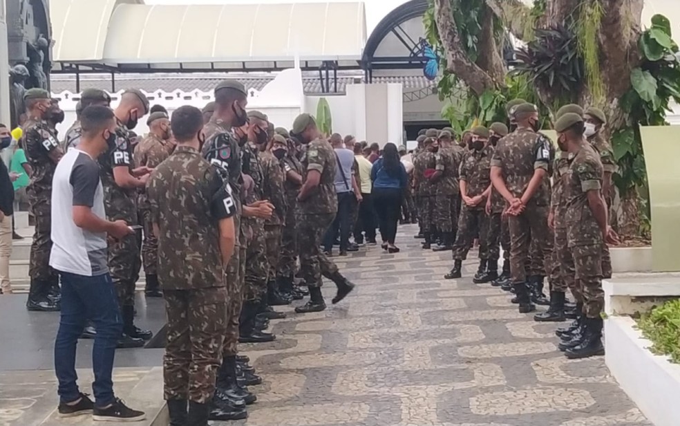 Soldado do Exército que morreu em acidente de moto é enterrado sob forte comoção em Salvador — Foto: Lisboa Junior/TV Bahia