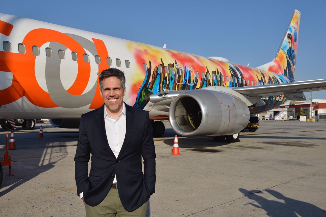Paulo Sérgio Kakinoff, CEO da gol, em frente ao avião grafitado pelo artista cego (Foto: Daphne Ruivo) Paulo Sérgio Kakinoff, CEO da gol, em frente ao avião grafitado pelo artista cego (Foto: Daphne Ruivo)