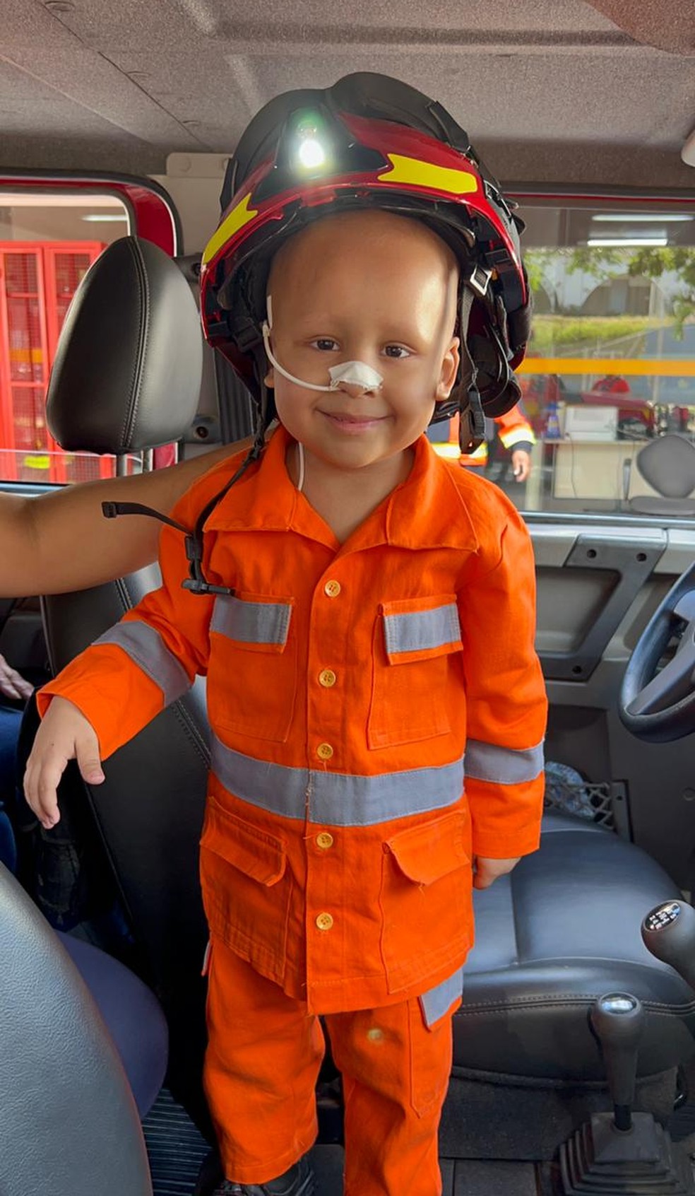 Arthur estava vestido de roupinha dos bombeiros durante a visita na Academia de Bombeiro Militar, na Pampulha, em BH — Foto: Corpo de Bombeiros de Minas Gerais/Divulgação