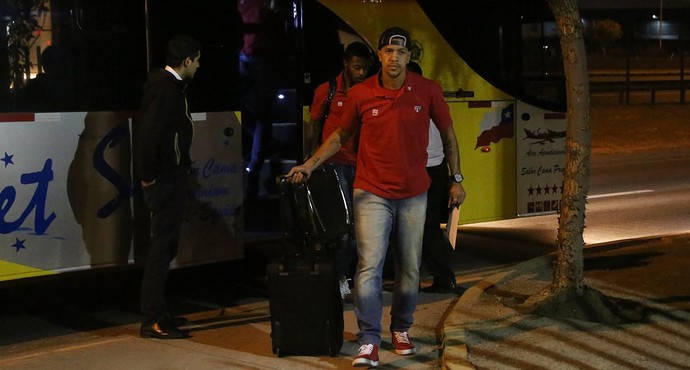 Antônio Carlos chegada São Paulo Chile (Foto: Rubens Chiri / Site oficial do SPFC) Antônio Carlos chegada São Paulo Chile (Foto: Rubens Chiri / Site oficial do SPFC)