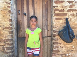 Ana Milena, estudante de Serra Branca, lamenta sobre a falta da cisterna e do banheiro na casa dela (Foto: Diogo Almeida/G1)