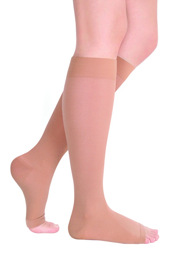 Closed toe calves. Compression Hosiery. Medical stockings, tights, socks, calves and sleeves for varicose veins and venouse therapy. Clinical knits. Sock for sports isolated on white background (Foto: Getty Images/iStockphoto)