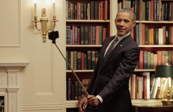 Obama usa pau de selfie