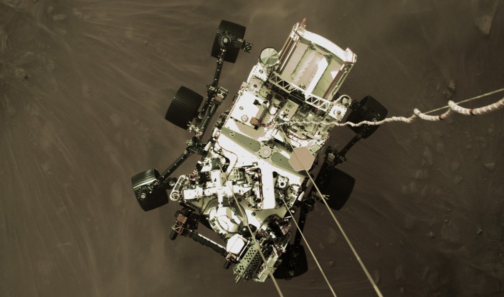 Foto colorida do momento de pouso do robô Perseverance ao planeta Marte. — Foto: NASA/JPL-Caltech