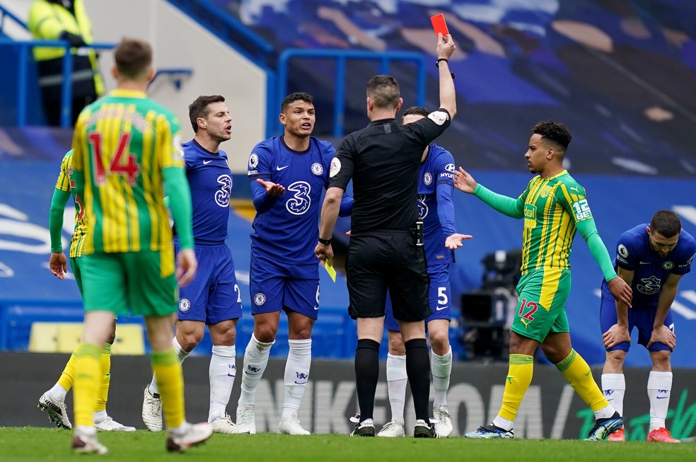 Thiago Silva tenta argumentar com árbitro ao ser expulso em Chelsea x West Bromwich — Foto: REUTERS/John Walton