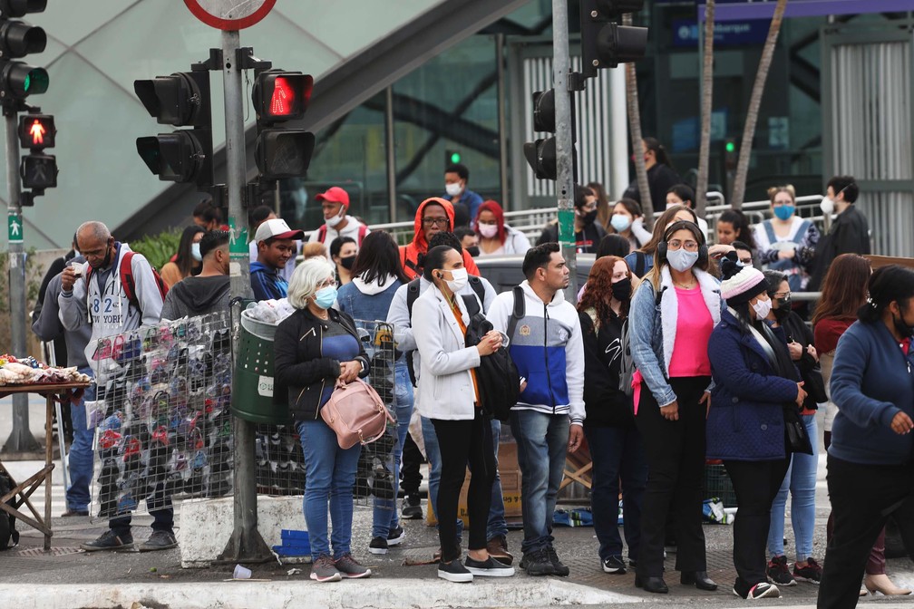Pedestre se protegem do frio após chegada de frente fria na cidade de São Paulo, SP, nesta terça feira, 17.  — Foto: RENATO S. CERQUEIRA/FUTURA PRESS/ESTADÃO CONTEÚDO