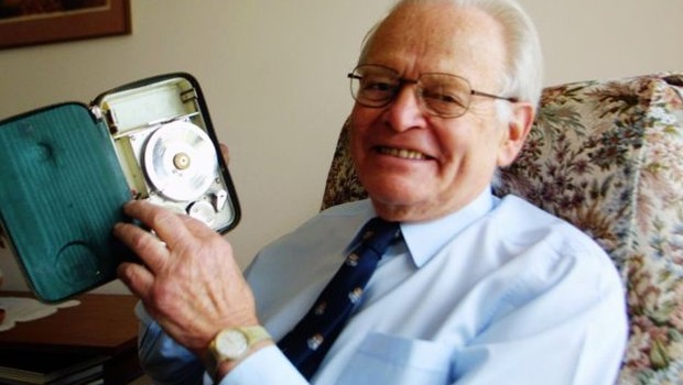 David Warren em 2002, com um miniphon, que deu inspiração para a criação da caixa-preta (Foto: FAIRFAX MEDIA VIA GETTY IMAGES VIA BBC)