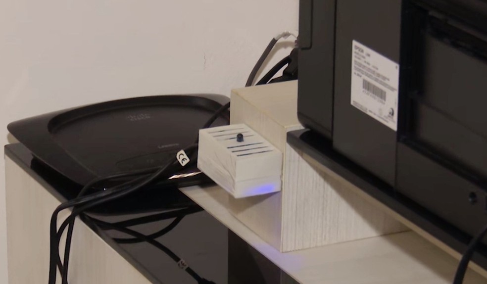 Sensor de energia foi desenvolvido para desligar equipamentos automaticamente em horários programados — Foto: TV Cabo Branco/Reprodução