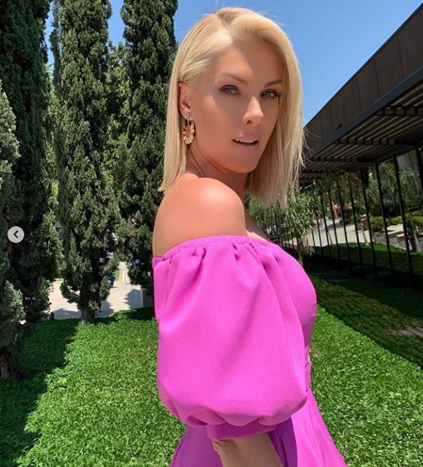 Ana Hickmann Aparece Com Look Pink E Cabelo Loiríssimo - Revista ...