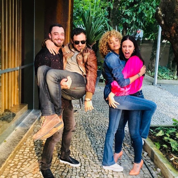 Paolla Oliveira posa com colegas de elenco (Foto: Reprodução/Instagram)