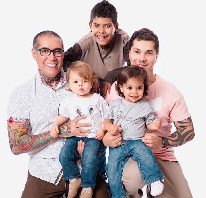 Otávio e Marcel com a família  (Foto: Reprodução Instagram )
