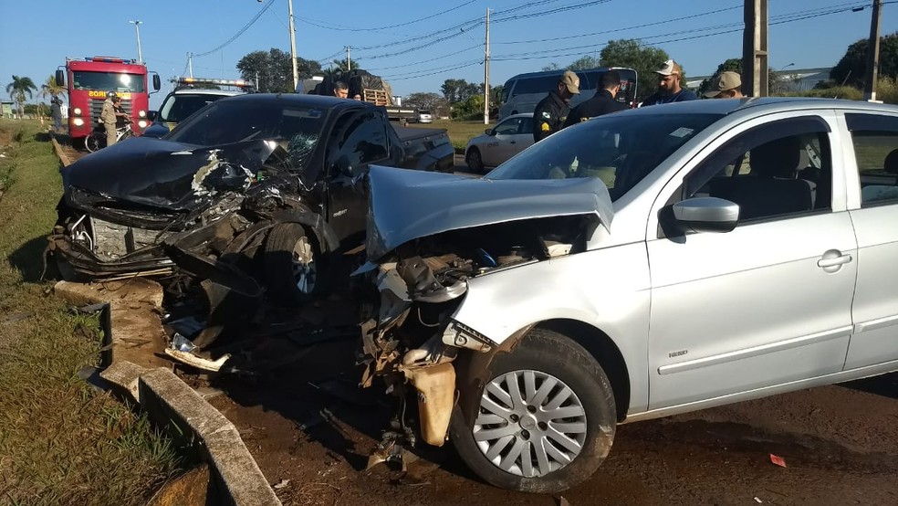 VeÃ­culos bateram de frente na BR-369, em IbiporÃ£ (Foto: Alberto D'Angele/RPC)
