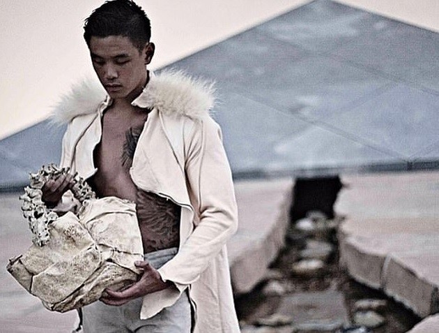 Digital influencer causa polêmica ao usar bolsa feita de ossos humanos (Foto: Reprodução Instagram)