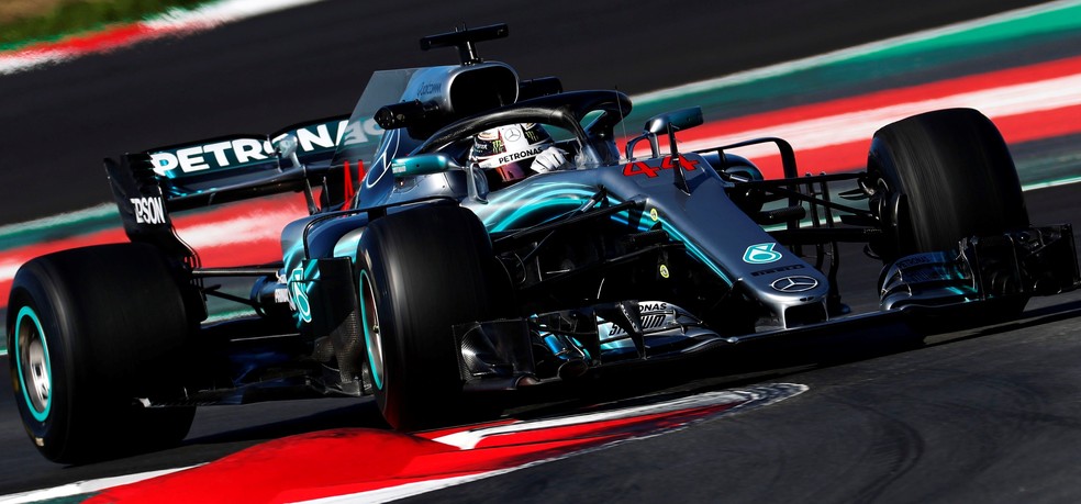 Lewis Hamilton em ação nos testes em Barcelona (Foto: Reuters)