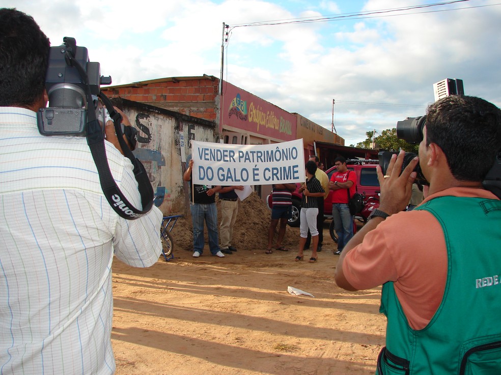 Manifestantes protestam contra venda de parte do patrimônio do Atlético-AC em 2007 — Foto: Arquivo pessoal/Manoel Façanha