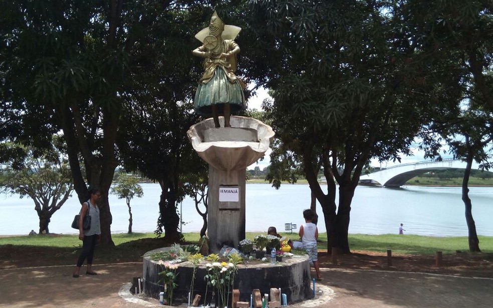 Iemanjá celebrada na Prainha dos Orixás, em Brasília — Foto: Vinícius de Souza/G1DF