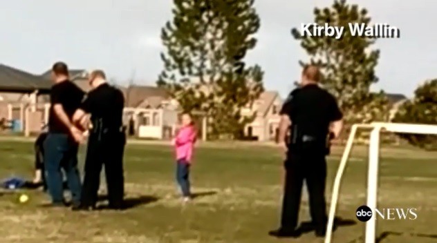 Pai é detido ao brincar com a filha em parque nos EUA (Foto: Reprodução/ABC News)