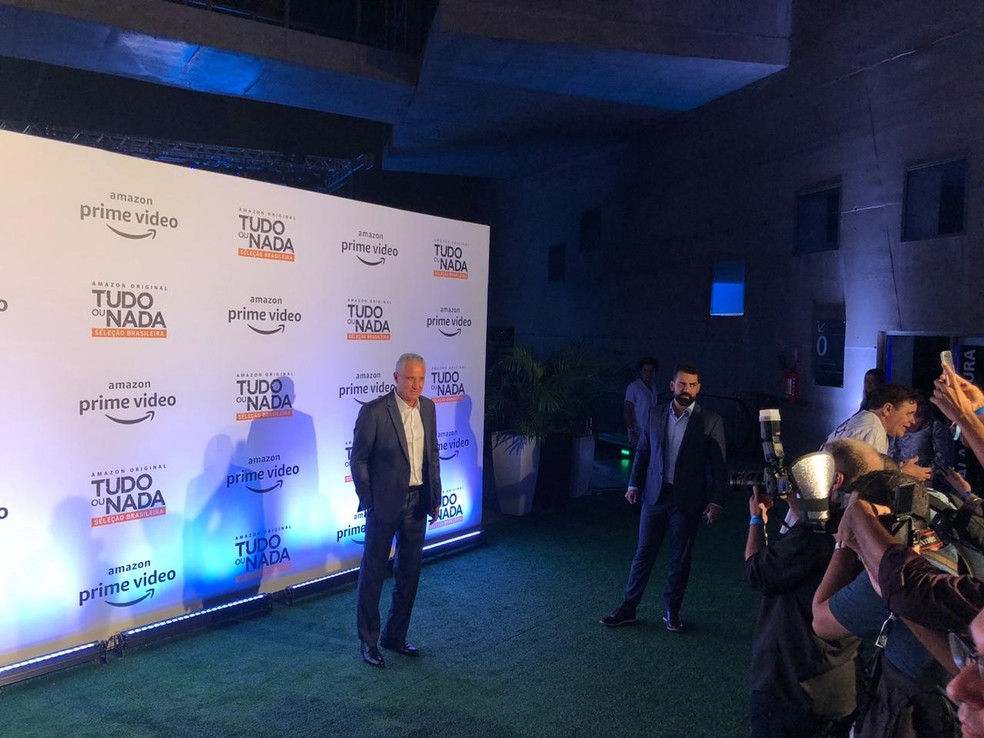 Tite posa para fotógrafos na chegada à sessão de cinema, na Cidade das Artes: "As câmeras daqui inibem mais", brincou o treinador — Foto: Raphael Zarko