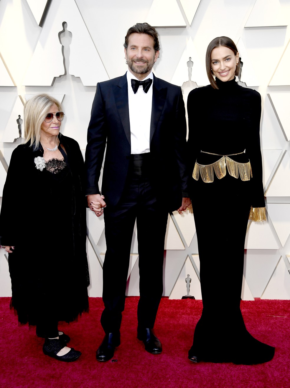 Bradley Cooper entre a mÃ£e, Gloria Campano, e a mulher, Irina Shayk, no tapete vermelho do Oscar 2019 â€” Foto: Frazer Harrison/Getty Images/AFP 