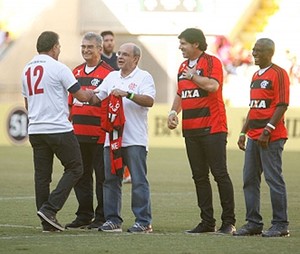 Depois de reclamar por barração no CT, Nunes é homenageado pelo Fla