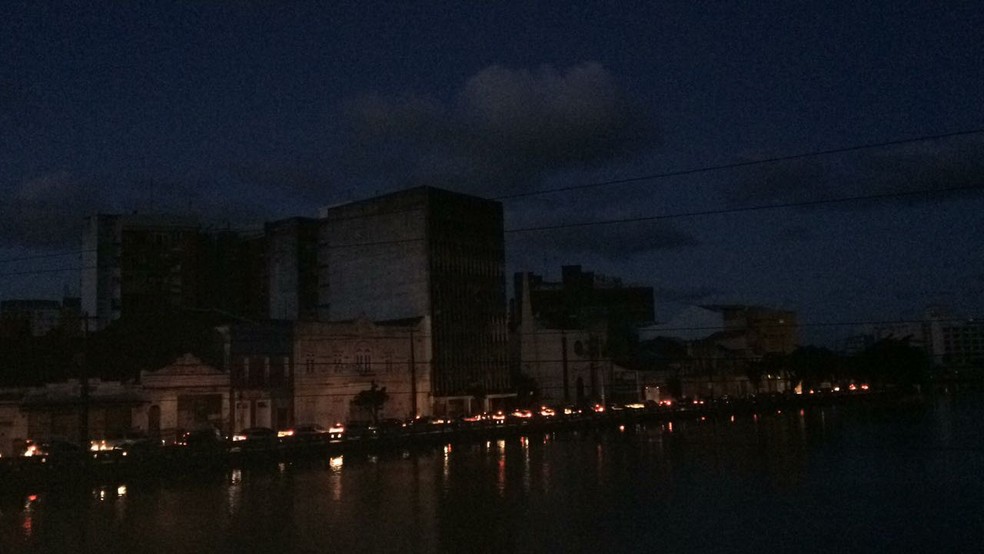 Capital pernambucana ficou às escuras devido ao apagão nesta quarta-feira (21) (Foto: Antônio Coelho/TV Globo)