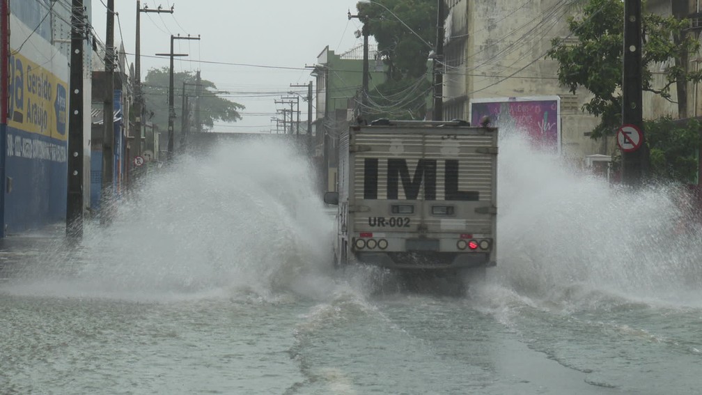 Segundo a CTTU, a Rua Imperial foi um dos principais pontos de alagamento no Recife neste domingo (16) â€” Foto: ReproduÃ§Ã£o/TV Globo