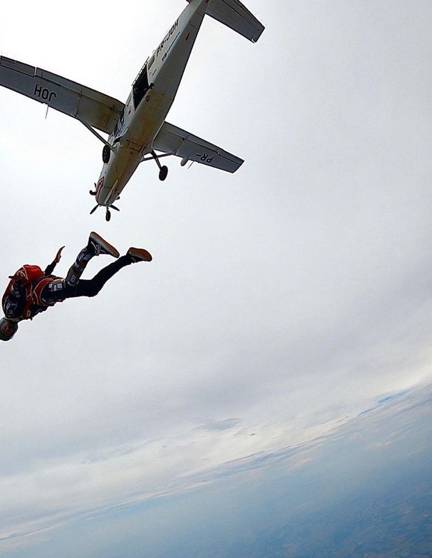 Enzo Celulari saltando de paraquedas (Foto: Reprodução/ Instagram)
