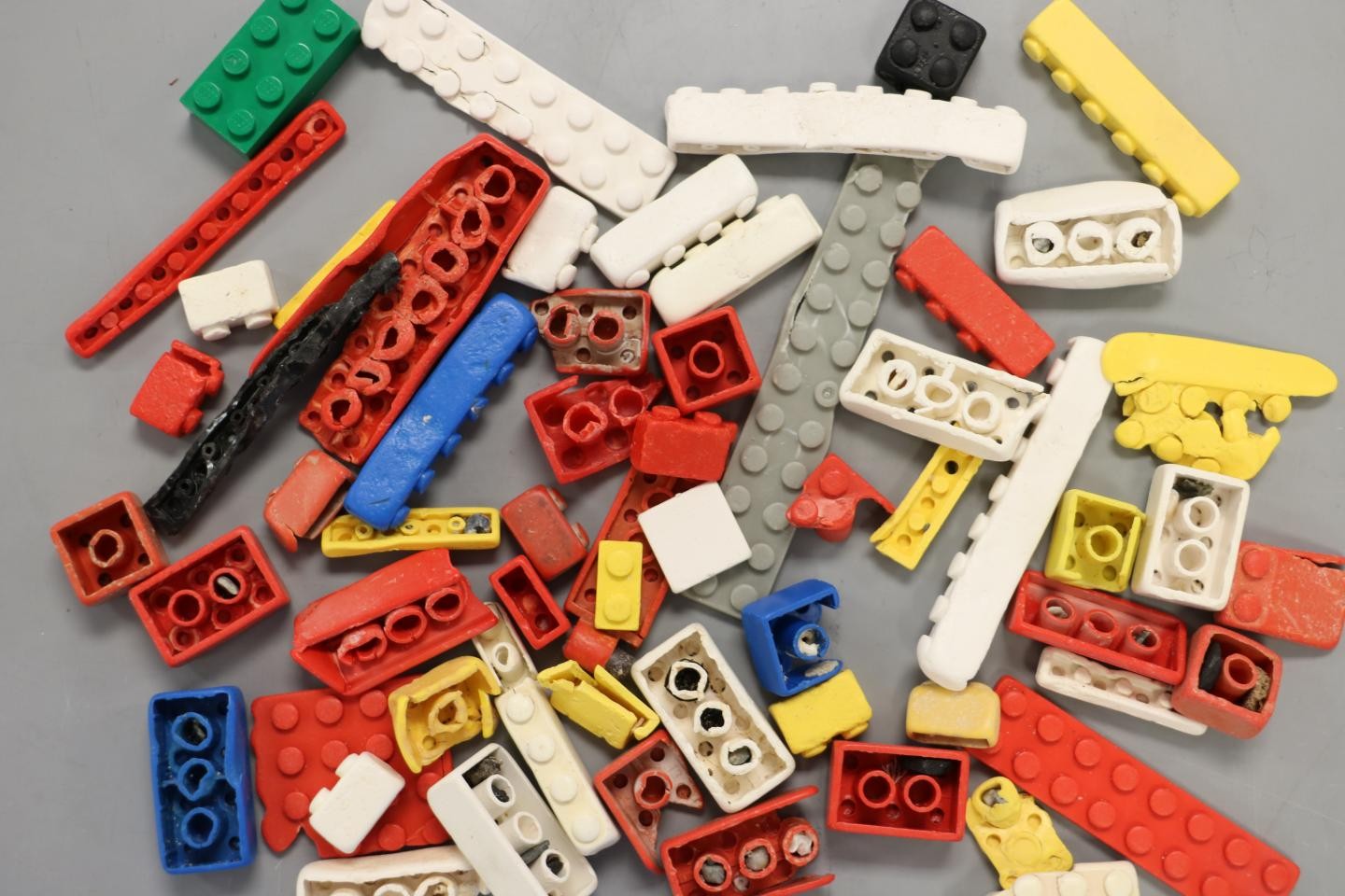  Peças de LEGO podem durar até 1300 anos no oceano, diz estudo (Foto: Andrew Turner, University of Plymouth)