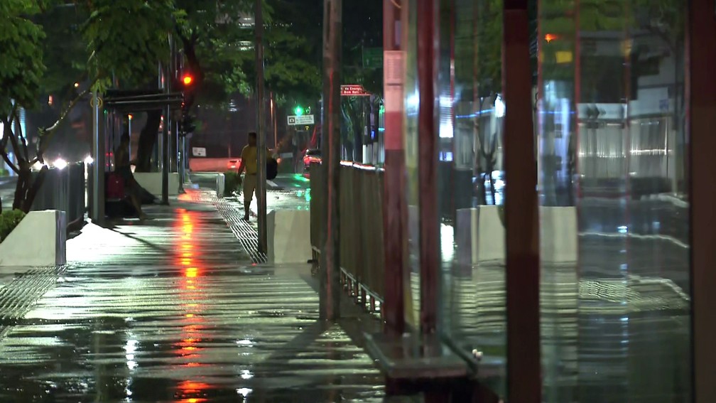 Homem tentou se proteger em ponto de ônibus quando foi eletrocutado por um poste de iluminação pública em São Paulo, nesta quinta-feira (9) — Foto: Reprodução/TV Globo