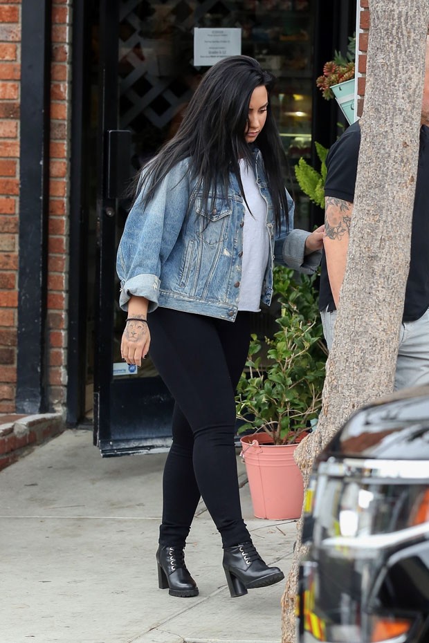 Los Angeles, CA  - Demi Lovato seen stopping for coffee after a workout in Los Angeles with her bodyguard. Demi who recently got out of rehab after OD'ing at her home earlier this year, looked to be healthy and back to her old self.Pictured: Demi Lovato (Foto: 4CRNS, WCP, Javiles / BACKGRID)