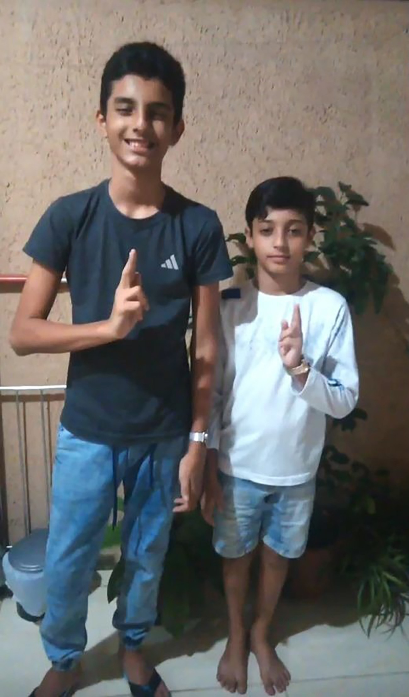 Cristhian Lima Correa, 16 anos, ao lado do irmão Guilherme Lima Correa, é o único que segue internado — Foto: Reprodução
