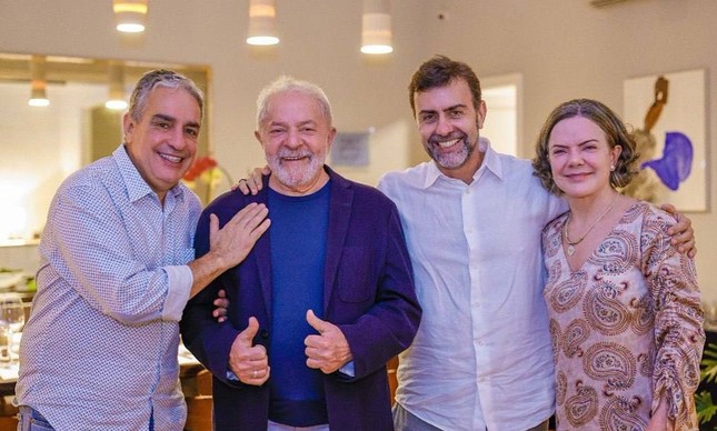 O presidente da Alerj, André Ceciliano (PT), durante jantar na casa de Marcelo Freixo (PSB) com a presença de Lula e a presidente nacional do PT, Gleisi Hoffmann