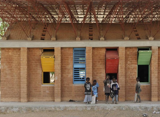 Extensão da Escola Primária de Gando: construída com os mesmos materiais, mas apresenta atualizações como o teto abobadado  (Foto: Kéré Architecture / Divulgação)