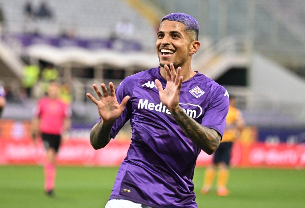 Dodô comemora seu primeiro gol com a camisa da Fiorentina — Foto: Laudio Giovannini/EFE