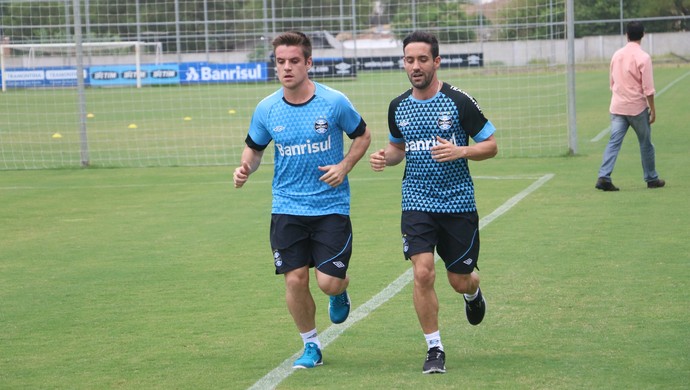 Ramiro corre ao redor do gramado pela primeira vez após lesão no joelho