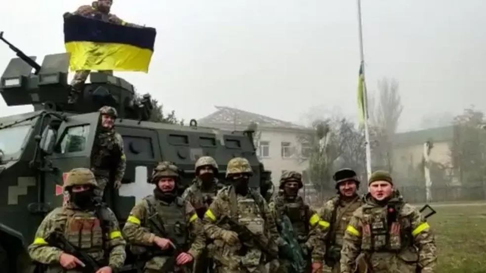 Soldados ucranianos nos arredores de Kherson — Foto: REUTERS