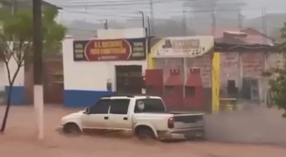 Motoristas tiveram dificuldade para trafegar nas ruas de Imperatriz durante fortes chuvas que ocorrem na cidade — Foto: Reprodução/TV Mirante