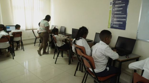 Betelhem Dessie dá aula de programação para jovens em idade escolar (Foto: BRIGHT SPARKS/BBC)