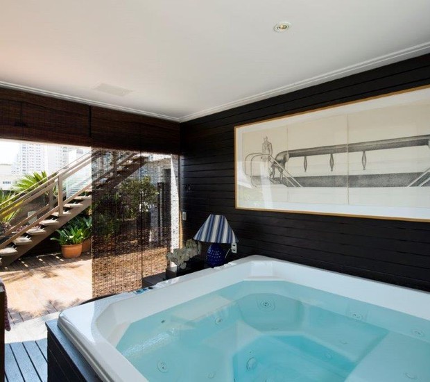 Sala de banho se conecta com o deck externa no projeto assinado pelo arquiteto David Bastos (Foto: Fillippo Bamberghi / Divulgação)